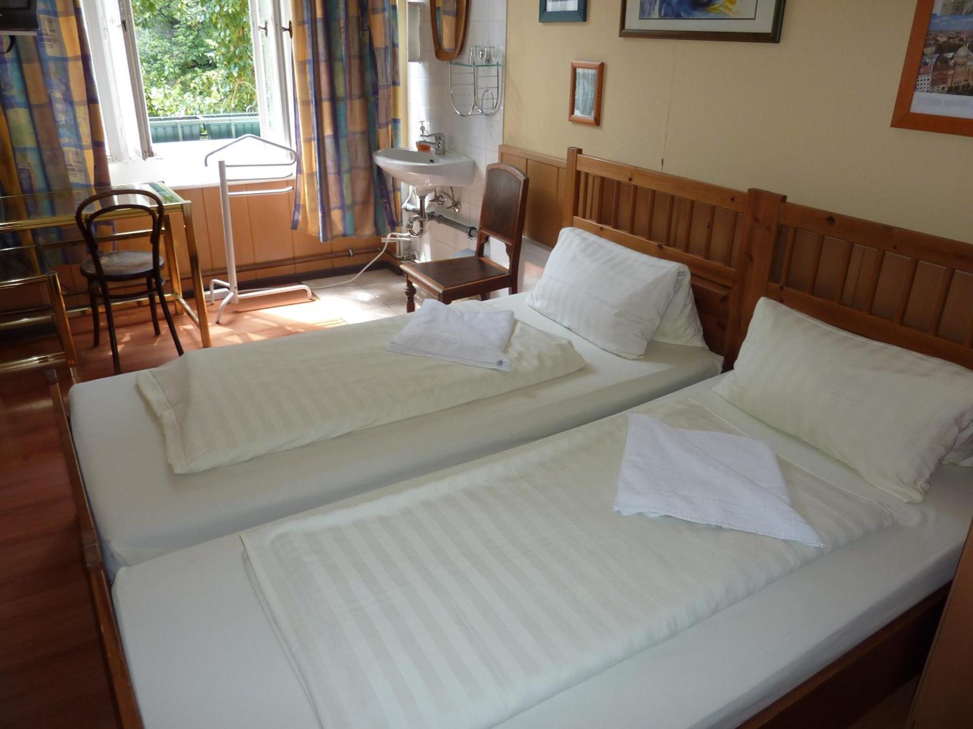 Hotel Pension Waizenegger Am Kurfuerstendamm Berlijn Buitenkant foto