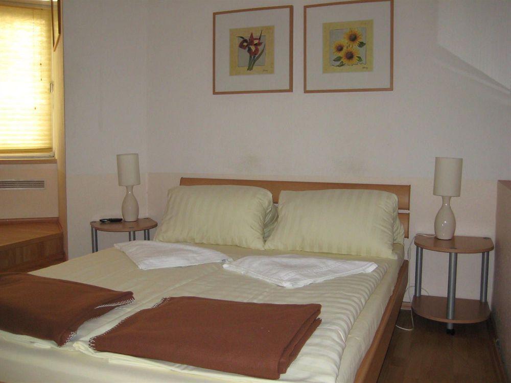 Hotel Pension Waizenegger Am Kurfuerstendamm Berlijn Buitenkant foto