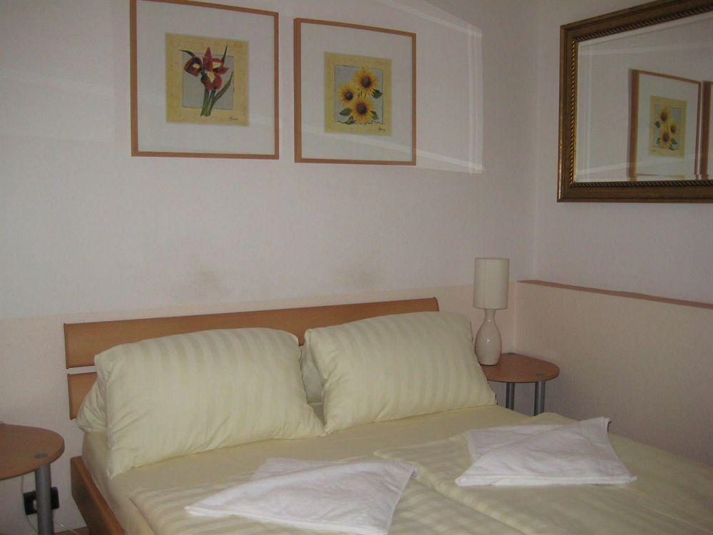 Hotel Pension Waizenegger Am Kurfuerstendamm Berlijn Buitenkant foto