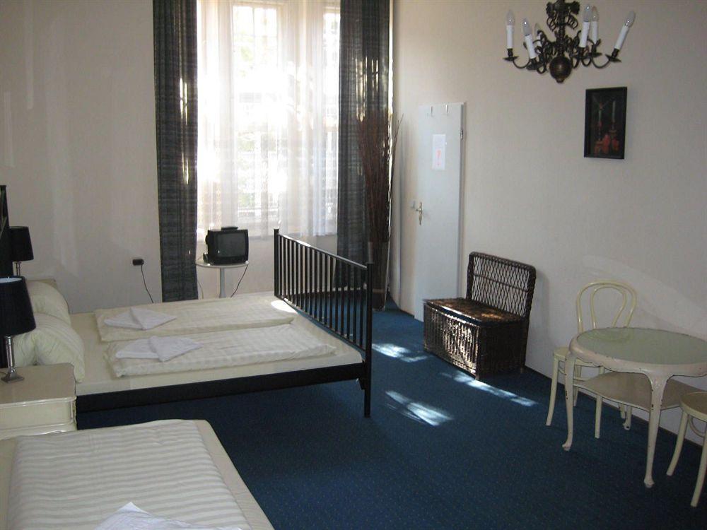 Hotel Pension Waizenegger Am Kurfuerstendamm Berlijn Buitenkant foto
