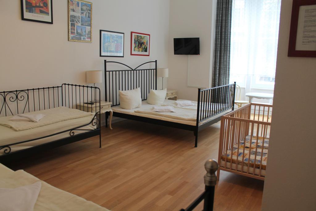 Hotel Pension Waizenegger Am Kurfuerstendamm Berlijn Buitenkant foto