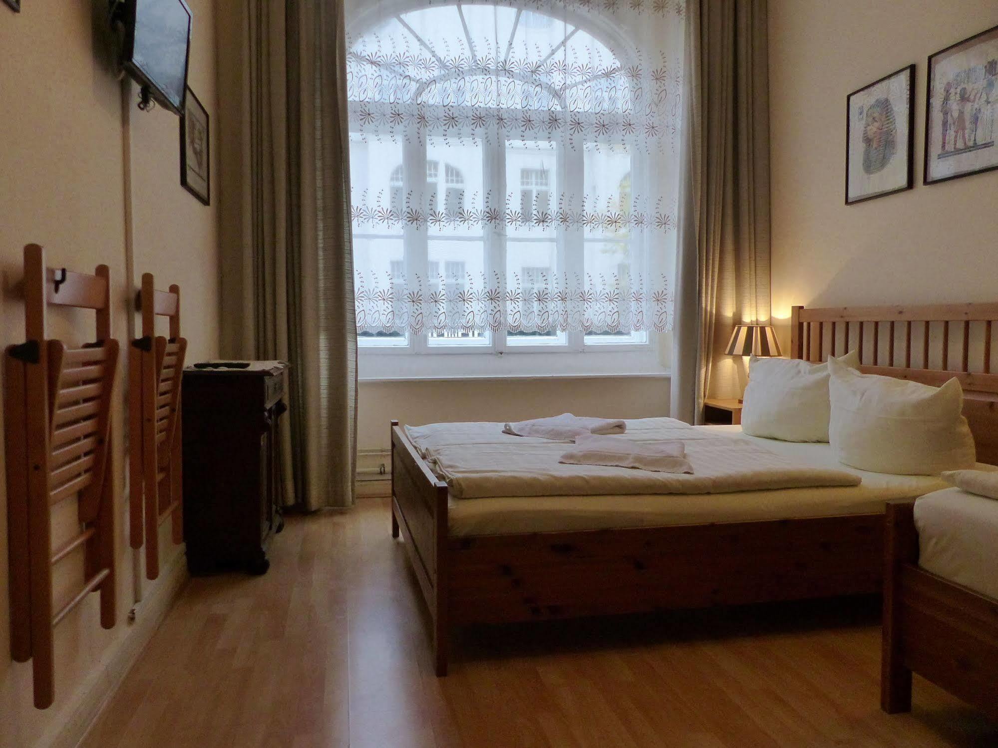 Hotel Pension Waizenegger Am Kurfuerstendamm Berlijn Buitenkant foto