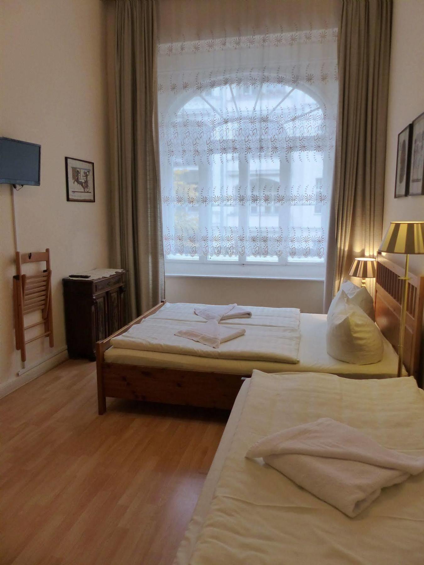 Hotel Pension Waizenegger Am Kurfuerstendamm Berlijn Buitenkant foto