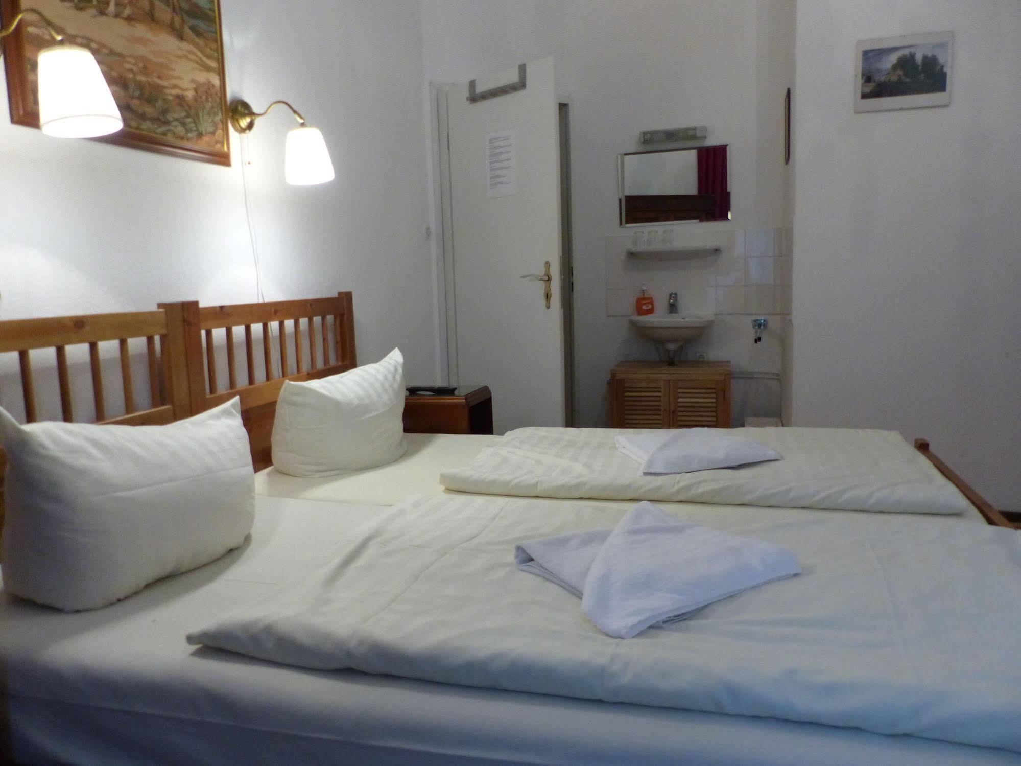 Hotel Pension Waizenegger Am Kurfuerstendamm Berlijn Buitenkant foto