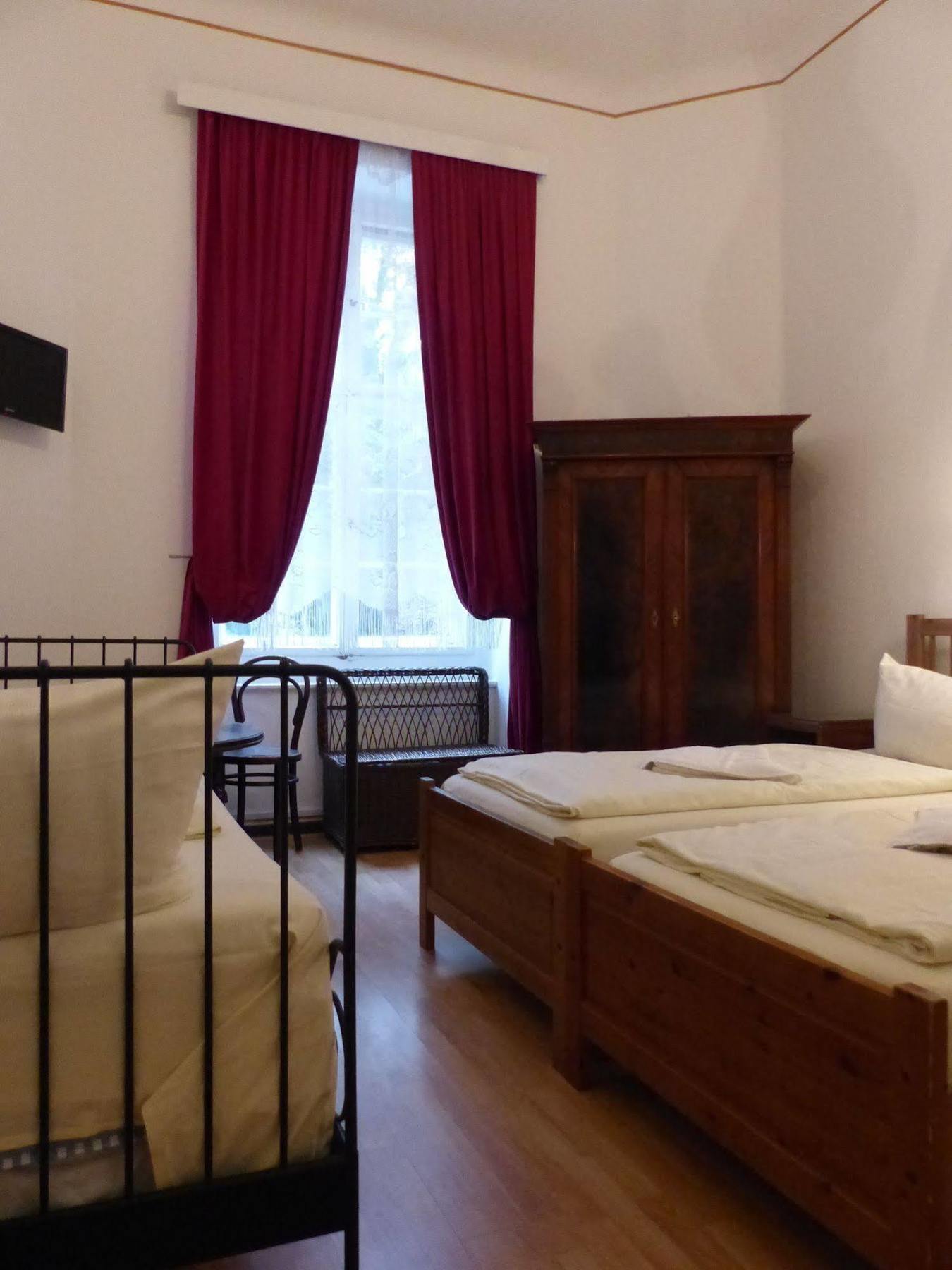 Hotel Pension Waizenegger Am Kurfuerstendamm Berlijn Buitenkant foto
