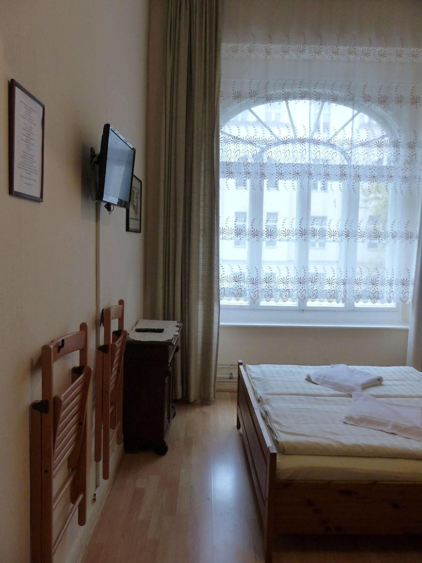 Hotel Pension Waizenegger Am Kurfuerstendamm Berlijn Buitenkant foto