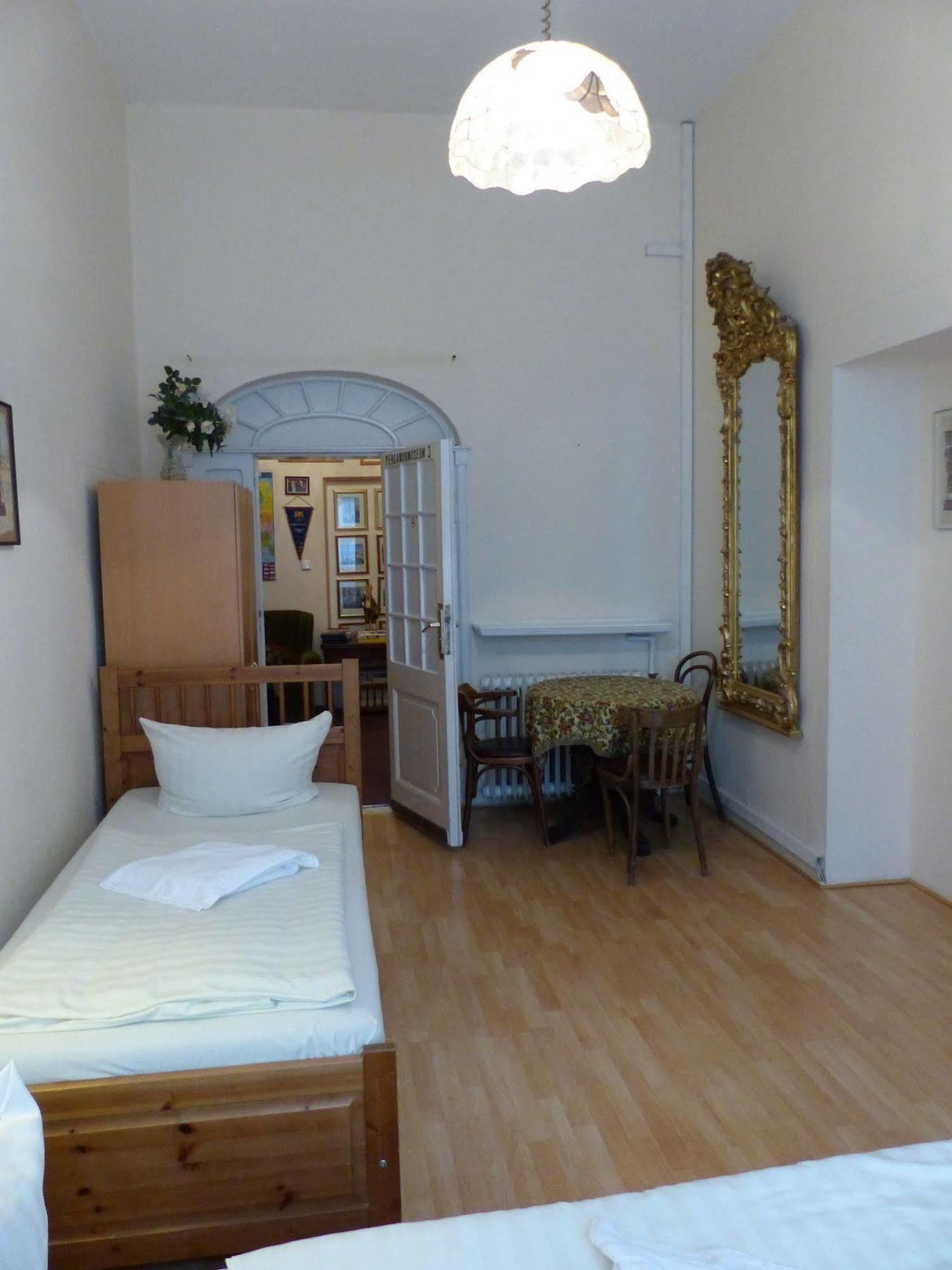 Hotel Pension Waizenegger Am Kurfuerstendamm Berlijn Buitenkant foto